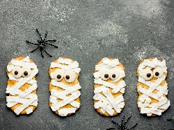 Забавна декорация мумия на крекери за Хелоуин - снимка на рецептата